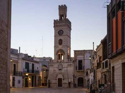 Iniziamo il nostro viaggio da quest�ultima. � In stile neoromanico: ci� � evidenziato dalla muratura portante in blocchi bianchi di tufo e dalla ripresa di alcuni elementi architettonici che rimandano all�et� medievale 